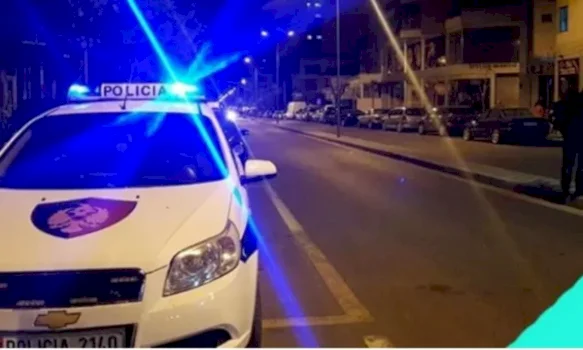 te-shtena-me-arme-zjarri-ne-nje-jaht-prane-palases,-policia-vihet-ne-ndjekje-te-mjetit-lundrues