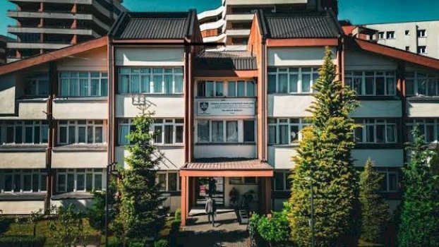 ndalohen-dy-infermiere-ne-prizren,-dyshohet-se-pervetesuan-parate-nga-pagesat-e-pacienteve