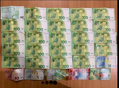 17-vjecari-gjen-rreth-2500-euro-dhe-i-dorezon-ne-polici,-pronarit-i-kthehen-parate