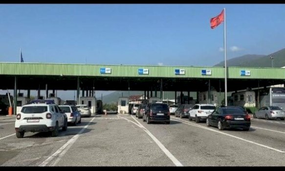 kosovaret-ia-mesyjne-shqiperise,-kolona-te-gjata-automjetesh-ne-morine
