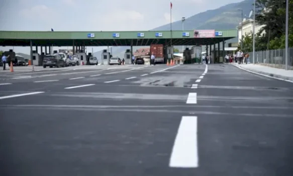kolona-ne-kufi,-qytetaret-presin-me-ore-–-kjo-eshte-gjendja-ne-pikat-kufitare