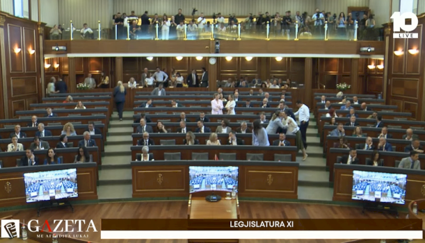 deputetet-fillojne-te-hyjne-ne-sallen-e-kuvendit-per-seancen-konstituive