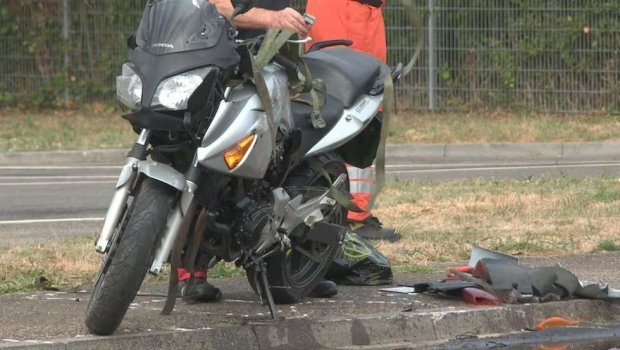 dy-te-rinj-humbin-jeten-ne-zvicer-me-motociklete-te-vjedhur,-po-iknin-nga-policia