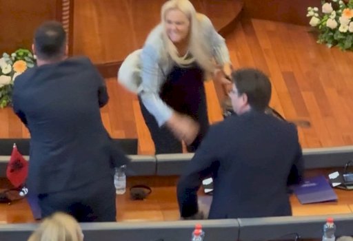 momenti-kur-time-kadriaj-e-aleances-e-gjuan-me-veze-kurtin-pasi-kerkoi-shtyrjen-e-seances-–-pamje-nga-kanal-10
