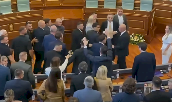 pamje-kur-deputetet-e-vv-se-dhe-aleances-shtyhen-me-njeri-tjetrin-pasi-kadriaj-gjuajti-kurtin