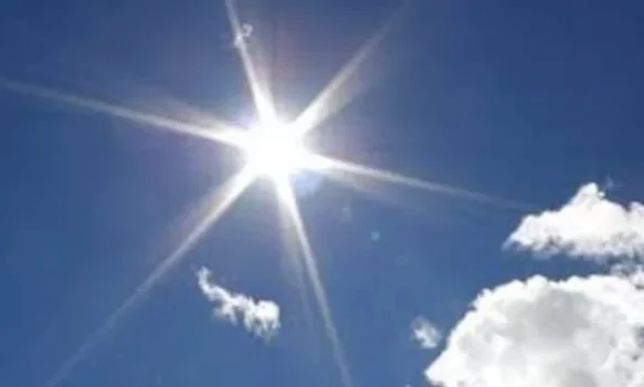 temperatura-te-larta-edhe-te-dielen,-maksimalja-pritet-te-arrije-deri-ne-34-grade,-pasdite-mund-te-kete-reshje-shiu-ne-disa-zona