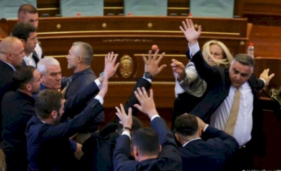  Frustrimi shpërtheu pas kërkesës së Kurtit    VV s i ka votat për Presidentin   CNN raporton për incidentin në Kuvend