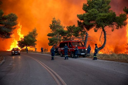 greqia-“ne-lufte”-me-zjarret,-digjen-150-shtepi-ne-atike