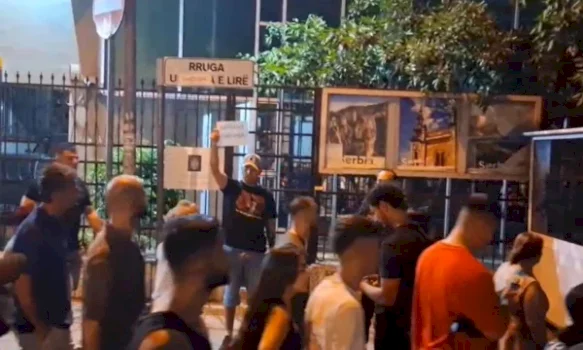 protestuesit-ne-tirane-zhvendosen-para-ambasades-serbe-dhe-asaj-ukrainase,-therrasin:-uck,-uck