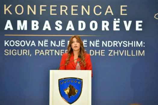 haxhiu-me-kerkese-ndaj-ambasadoreve:-partneret-tane-duhet-ta-dine-se-edhe-sot-po-gjenden-deshmi-te-krimeve-te-luftes