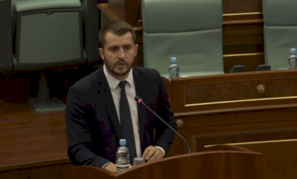 lushtaku-paralajmeron-protesta:-e-vetmja-zgjidhje-per-bllokaden-e-kuvendit-eshte-rruga