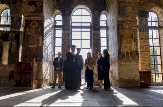 senatorja-ernst-ne-kosove,-e-shoqeruar-nga-prattipati-viziton-manastirin-e-gracanices