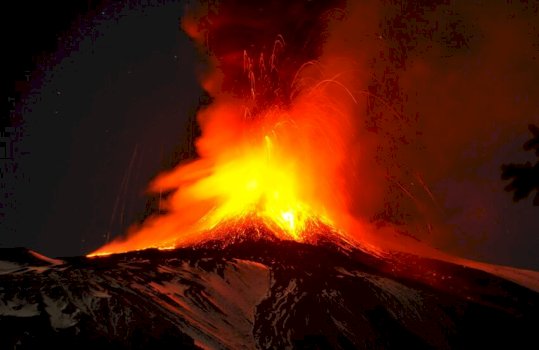 shperthen-etna,-mbyllet-pjeserisht-hapesira-ajrore-mbi-sicili