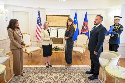 haxhiu-pret-senatoren-amerikane-joni-ernst,-e-dekoron-me-medaljen-presidenciale-te-meritave
