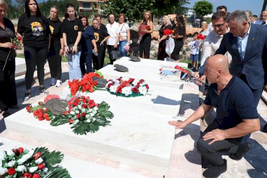 haradinaj-perkujton-te-renet-e-gushtit-1998-ne-gllogjan-e-irzniq