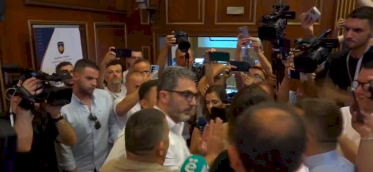 mergim-lushtaku-shtyhet-fizikisht-me-adnan-rrustemin-gjate-adresimit-per-media,-nderhyjne-deputetet-tjere