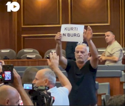 befason-mergimtari-ne-kuvend,-shfaq-pankarten-“kurti-n’burg”