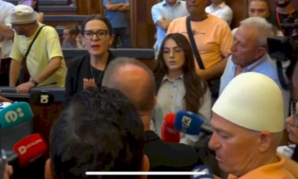 mbeshtetesi-i-kurtit-me-plis-ne-koke-iu-drejtohet-opozites:-se-meritoni-as-ajrin,-vij-ketu-sa-here-me-thirre-“baba”