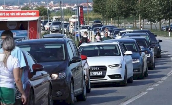 pritje-ne-dalje-te-kosoves,-deri-ne-1-ore-ne-dheun-e-bardhe-dhe-30-minuta-ne-merdare