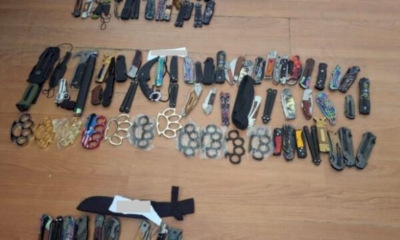 aksion-ne-“qarshine-e-gjate”-ne-peje,-policia-sekuestron-86-thika-e-19-boksa-metali