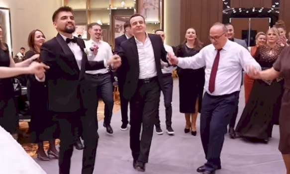 kurti-ia-hedh-valles-ne-nje-dasme,-kengetari-i-thur-vargje:-“ani-moj-serbi-kufirin-ta-keputi-se-mu-me-thone-albin-kurti”