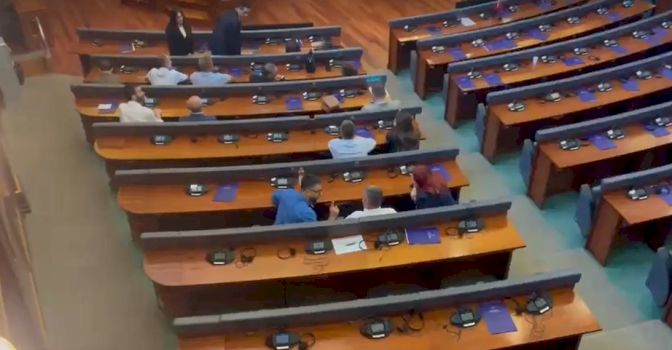 nga-protesta-para-qeverise-te-salla-plenare:-pdk-dhe-aleanca-kerkojne-vazhdimin-e-seances