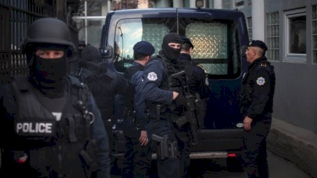 aksion-ne-veri,-policia-konfiskon-13-arme-zjarri-dhe-rreth-1-mije-fisheke
