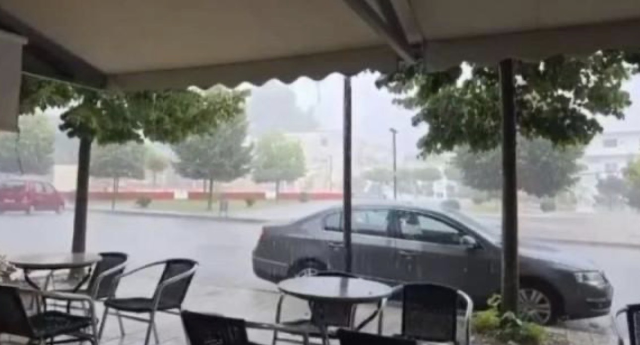 Moti i keq përfshin jugun e Shqipërisë  reshje të dendura dhe breshër në Sarandë dhe Delvinë
