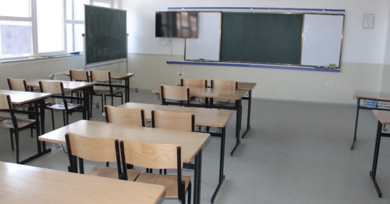 Sot  ora e parë nuk nis si zakonisht në shkollat e Prishtinës