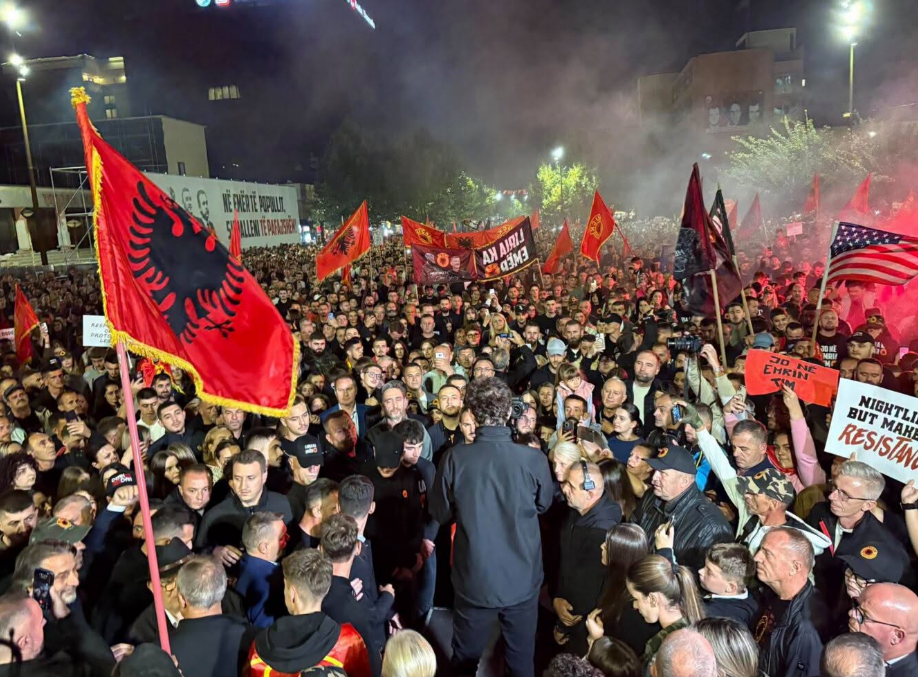 Haziri në natën e gjashtë të protestës: Ky shesh nuk kërkon ndarje, ky shesh kërkon bashkim
