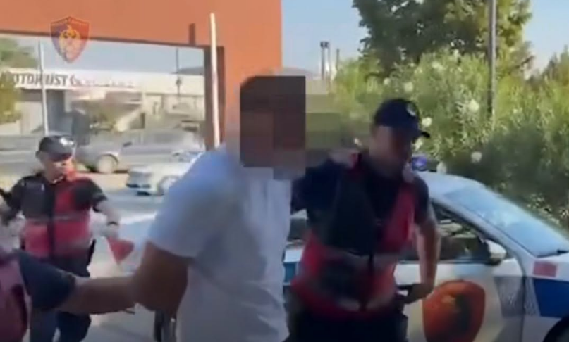 Publikohen pamjet kur Jozefin Marku dërgohet në stacion