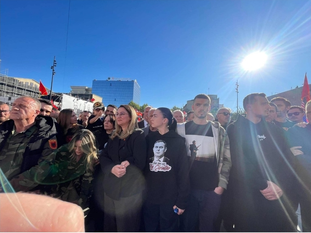 Familjarët e Thaçit, Veselit, Krasniqit e Selimit në protestën “Jo në emrin tim”/Pamje