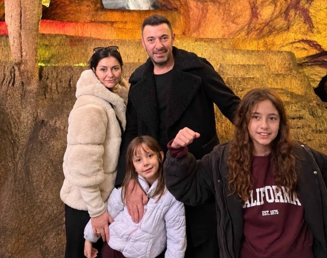 Vedat Bajrami i kushton të shtunën familjes, publikon momente të bukura me gruan dhe vajzat