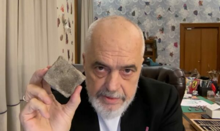 Rama reagon për protestat me një gur në dorë  Nuk janë studentë  por një grup zjarri i paguar