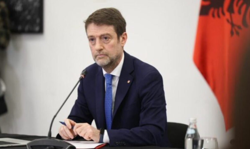 Hoxha i reagon Daçiqit: Ajo gjuhë nxitëse s’mund të shpërfillet, Shqipëria do ta mbështesë Kosovën në çdo mënyrë