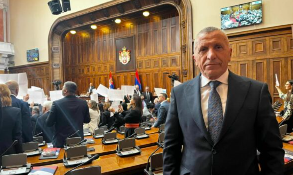 Kamberi: Vuçiqi po e zhvendos debatin nga të drejtat e shqiptarëve te akuzat për kërcënim ndaj Serbisë